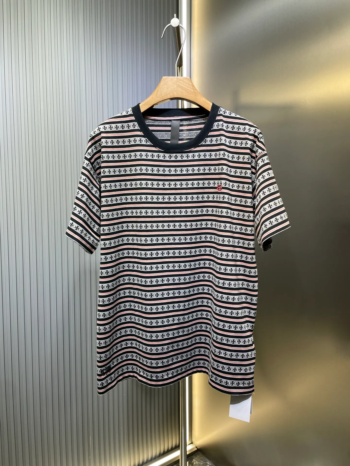 🅿️280 chrome hearts striped full-print short-sleeved craftsmanship instructions: Customized yarn-dyed fabrics, minimum ordering is 1,000 meters, expensive embroidery using imported embroidery machines, the overall line is straight and delicate, the fabric is comfortable and soft, the color is consistent and no color difference. Can be matched with the same style to create a fashionable look, control various occasions, customized accessories, complete three standards, the same style for men and women! ⚠️Color: gray ⚠️Size: sml